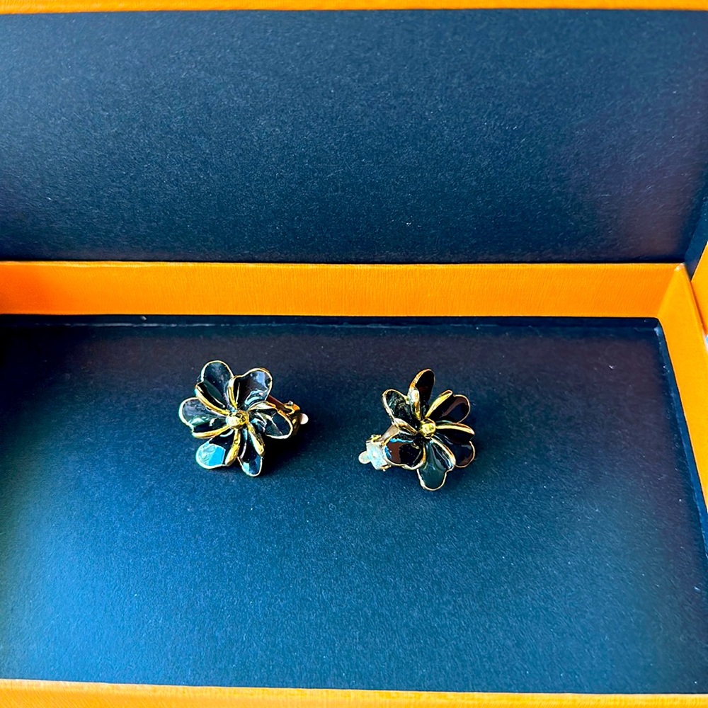 Black and gold clip on earring vintage